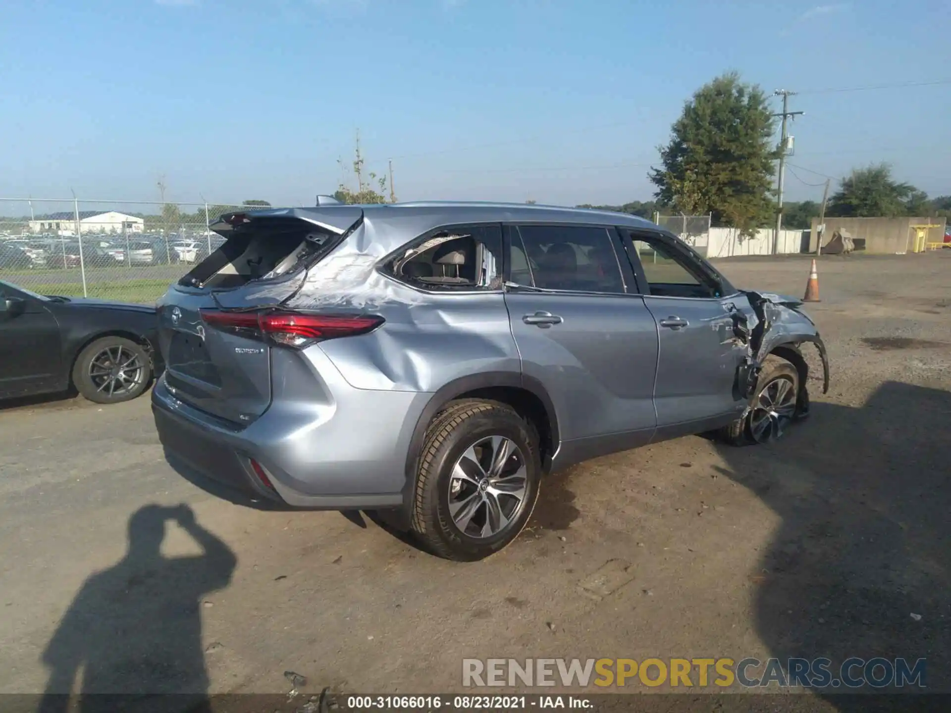 4 Photograph of a damaged car 5TDHBRCH4MS025358 TOYOTA HIGHLANDER 2021