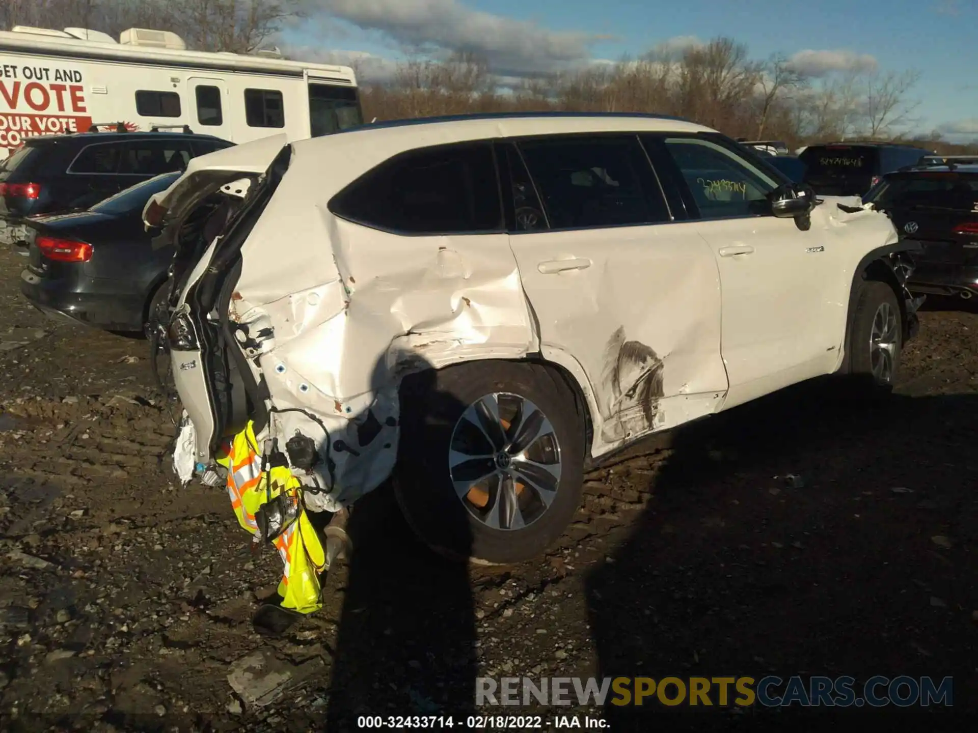 4 Photograph of a damaged car 5TDHBRCH5MS035607 TOYOTA HIGHLANDER 2021