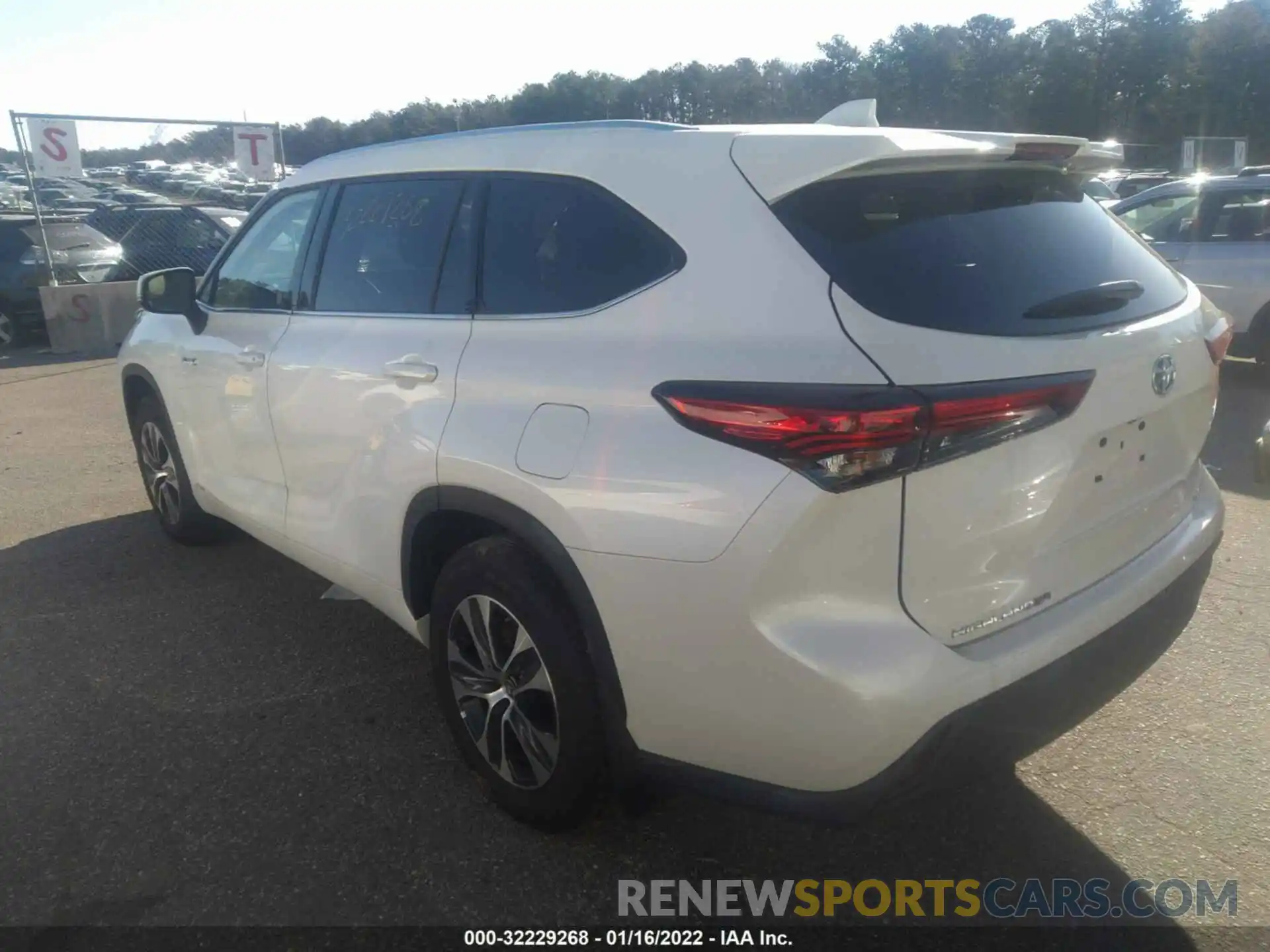 3 Photograph of a damaged car 5TDHBRCH7MS038489 TOYOTA HIGHLANDER 2021