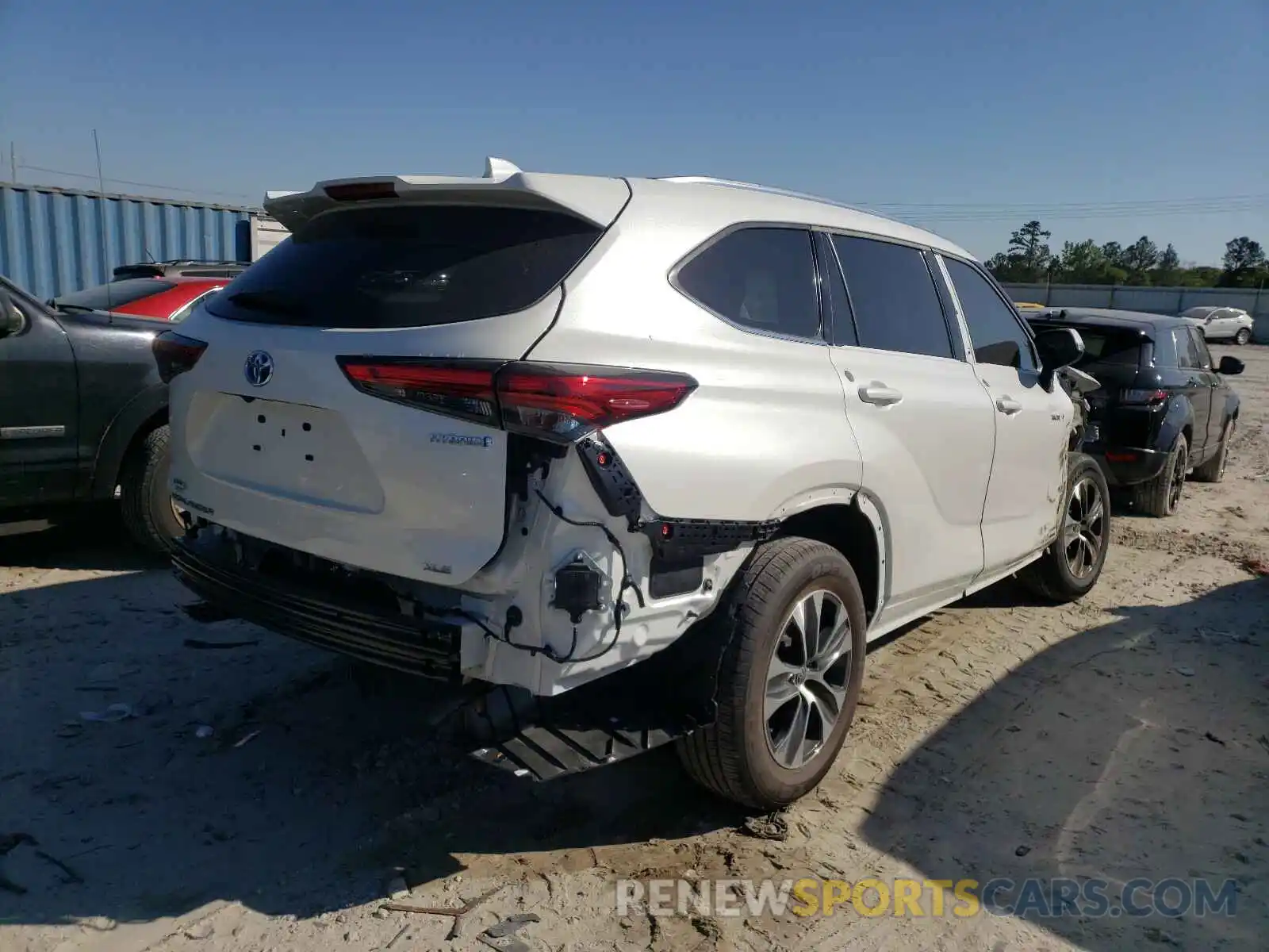 4 Photograph of a damaged car 5TDHBRCH7MS524137 TOYOTA HIGHLANDER 2021