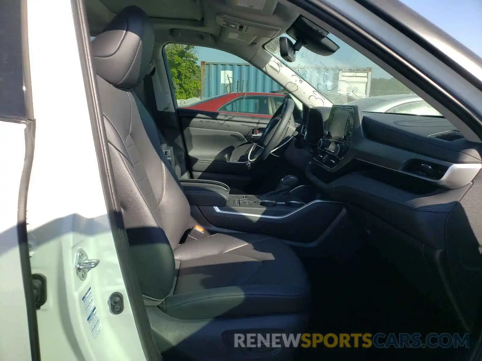 5 Photograph of a damaged car 5TDHBRCH7MS524137 TOYOTA HIGHLANDER 2021