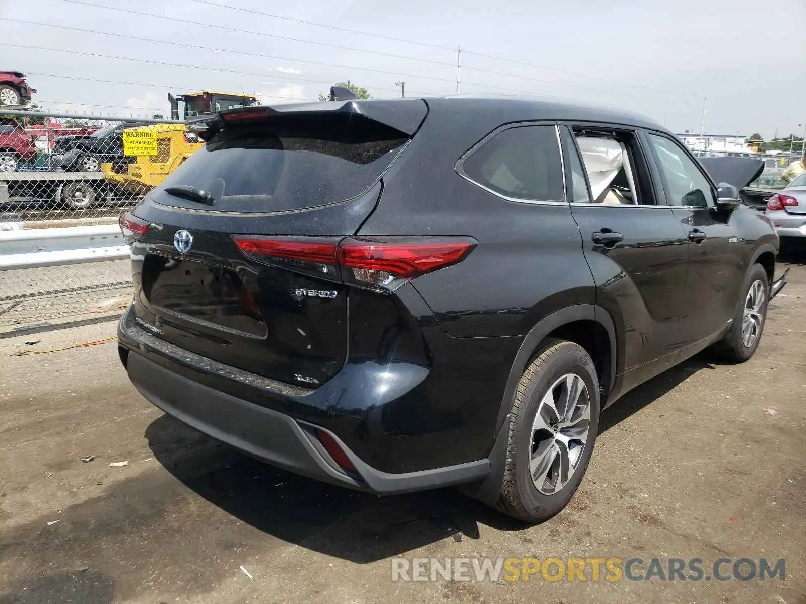 4 Photograph of a damaged car 5TDHBRCH9MS025503 TOYOTA HIGHLANDER 2021