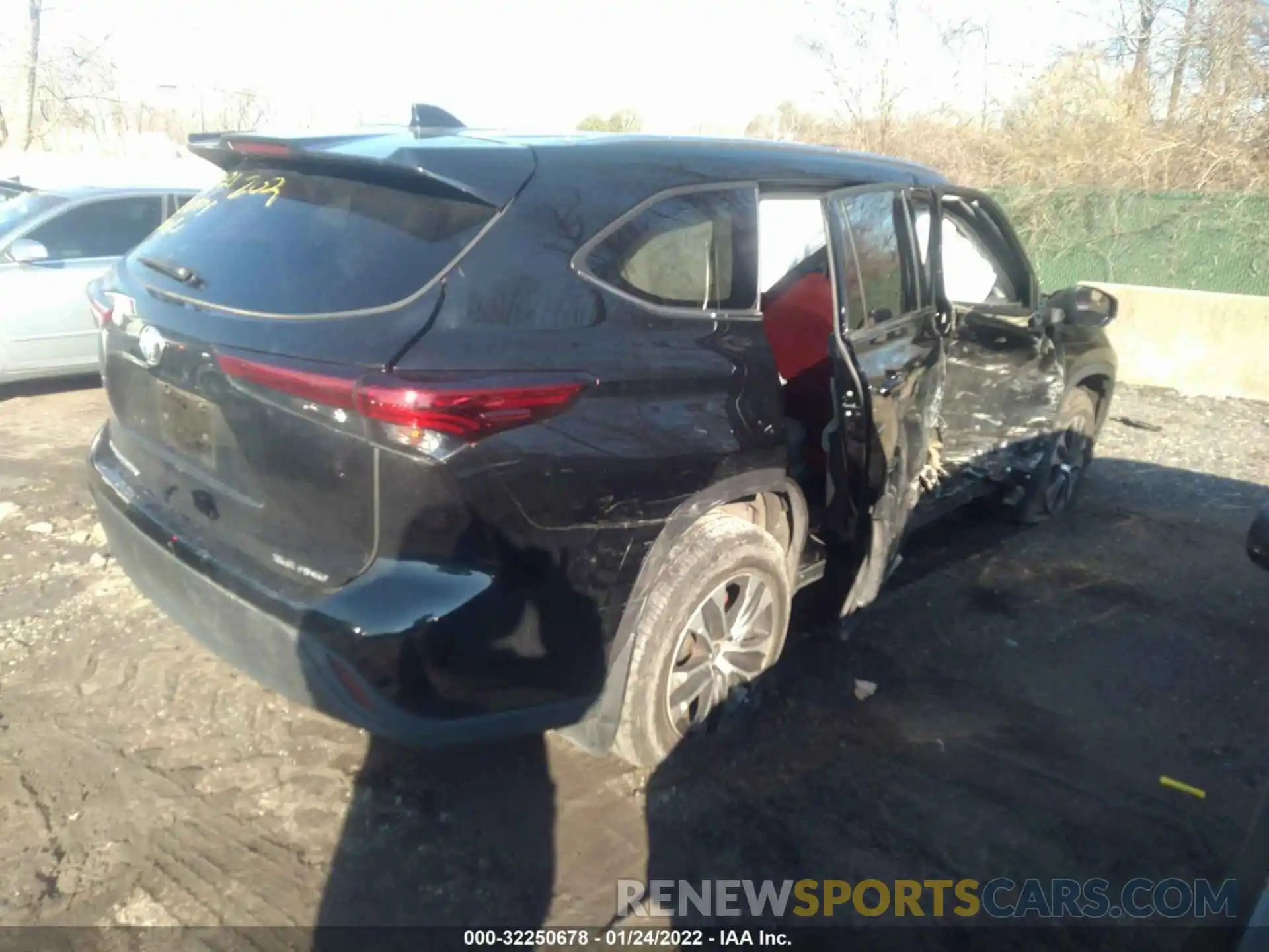 4 Photograph of a damaged car 5TDHZRBH0MS070018 TOYOTA HIGHLANDER 2021