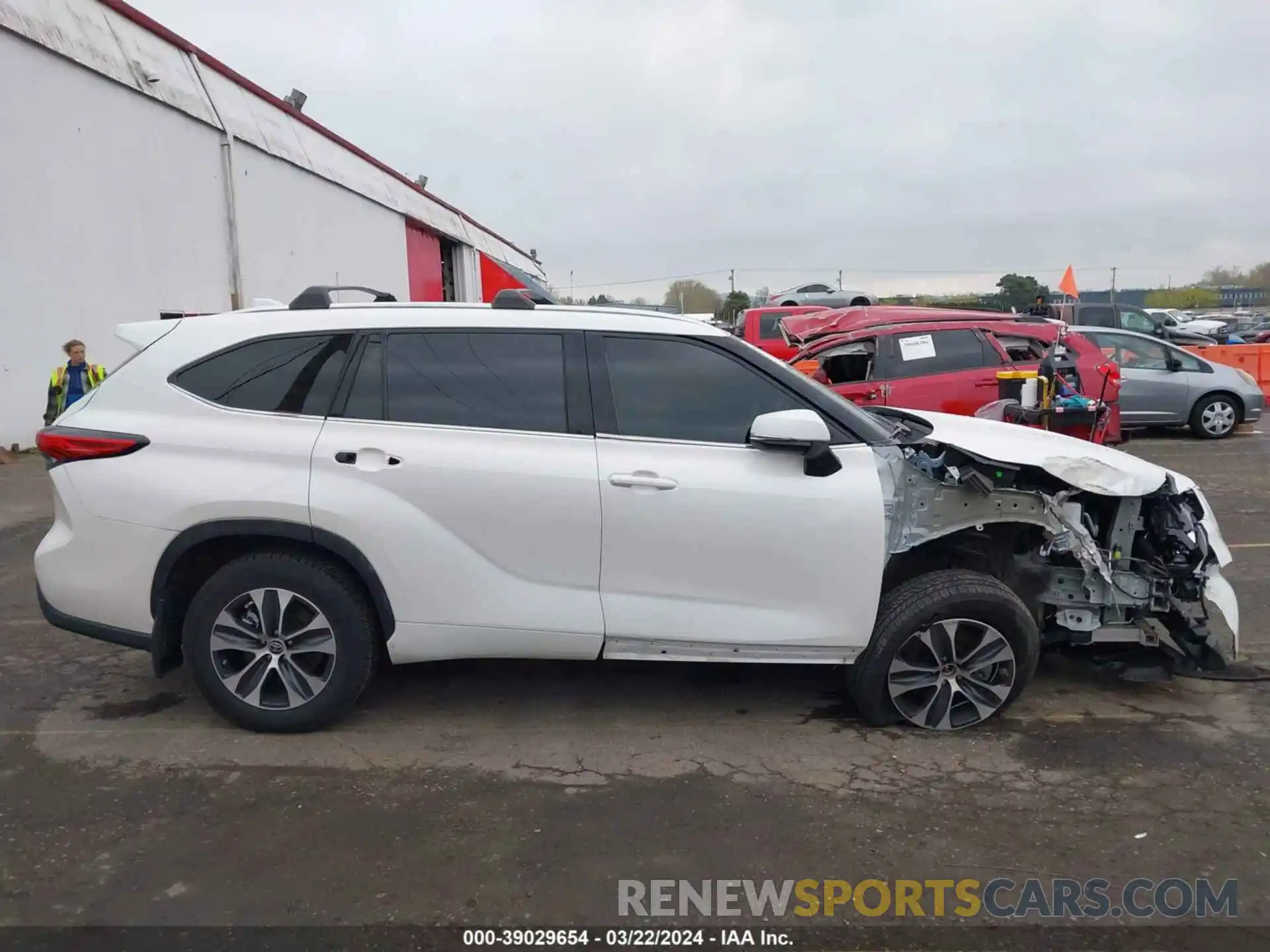 14 Photograph of a damaged car 5TDHZRBH0MS549927 TOYOTA HIGHLANDER 2021