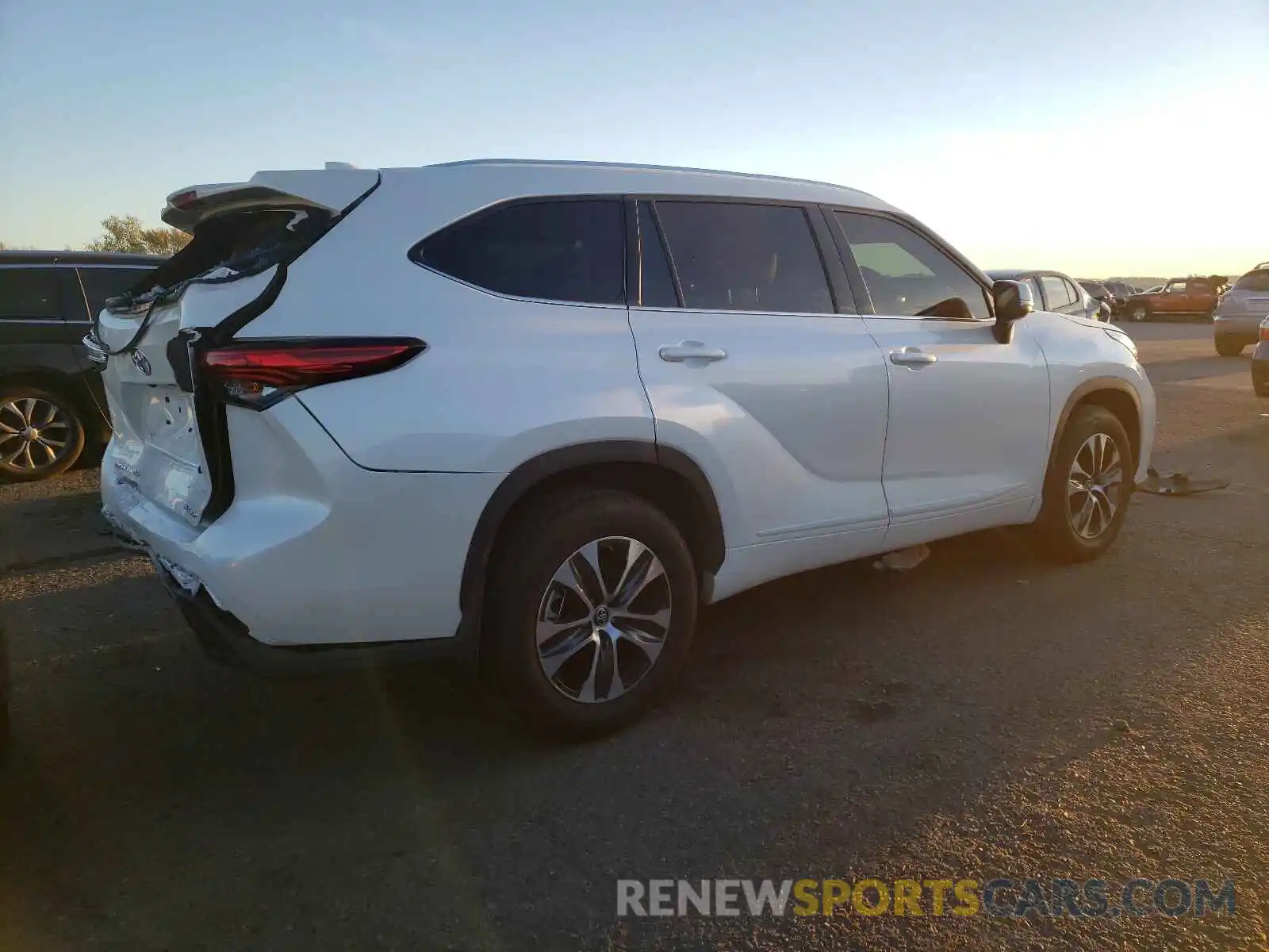 4 Photograph of a damaged car 5TDHZRBH1MS077334 TOYOTA HIGHLANDER 2021