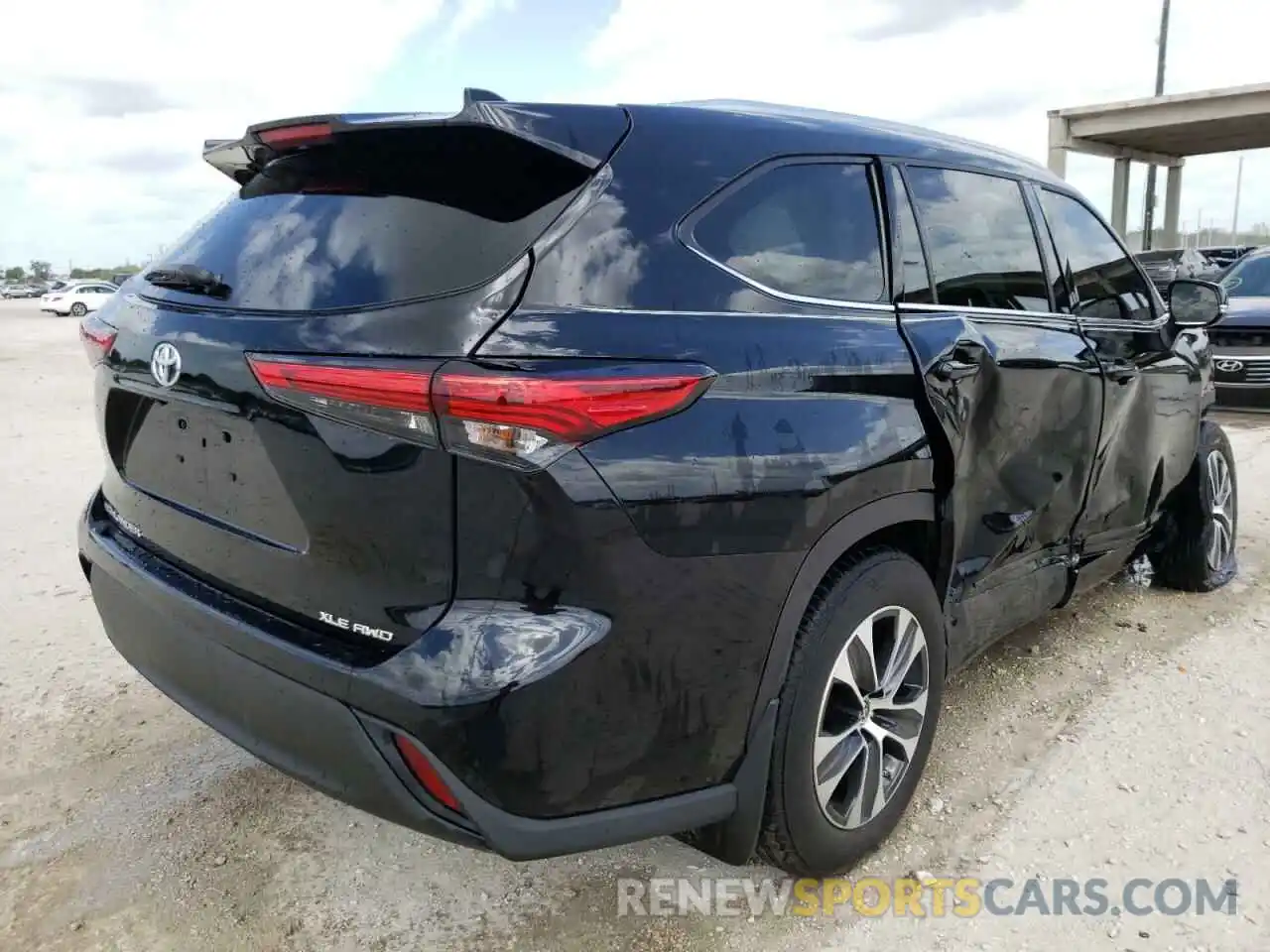 4 Photograph of a damaged car 5TDHZRBH2MS542459 TOYOTA HIGHLANDER 2021