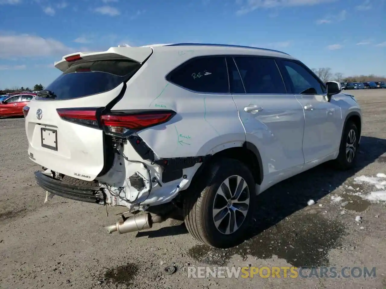 4 Photograph of a damaged car 5TDHZRBH3MS523564 TOYOTA HIGHLANDER 2021