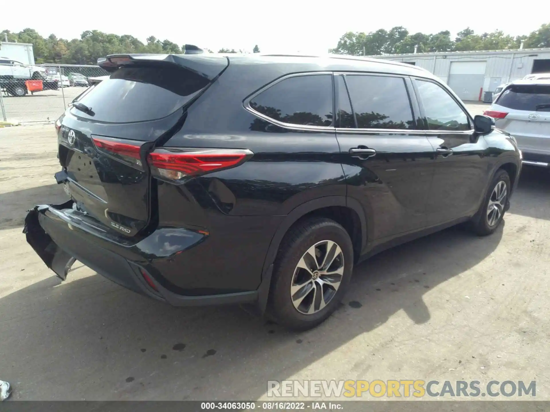 4 Photograph of a damaged car 5TDHZRBH5MS546425 TOYOTA HIGHLANDER 2021