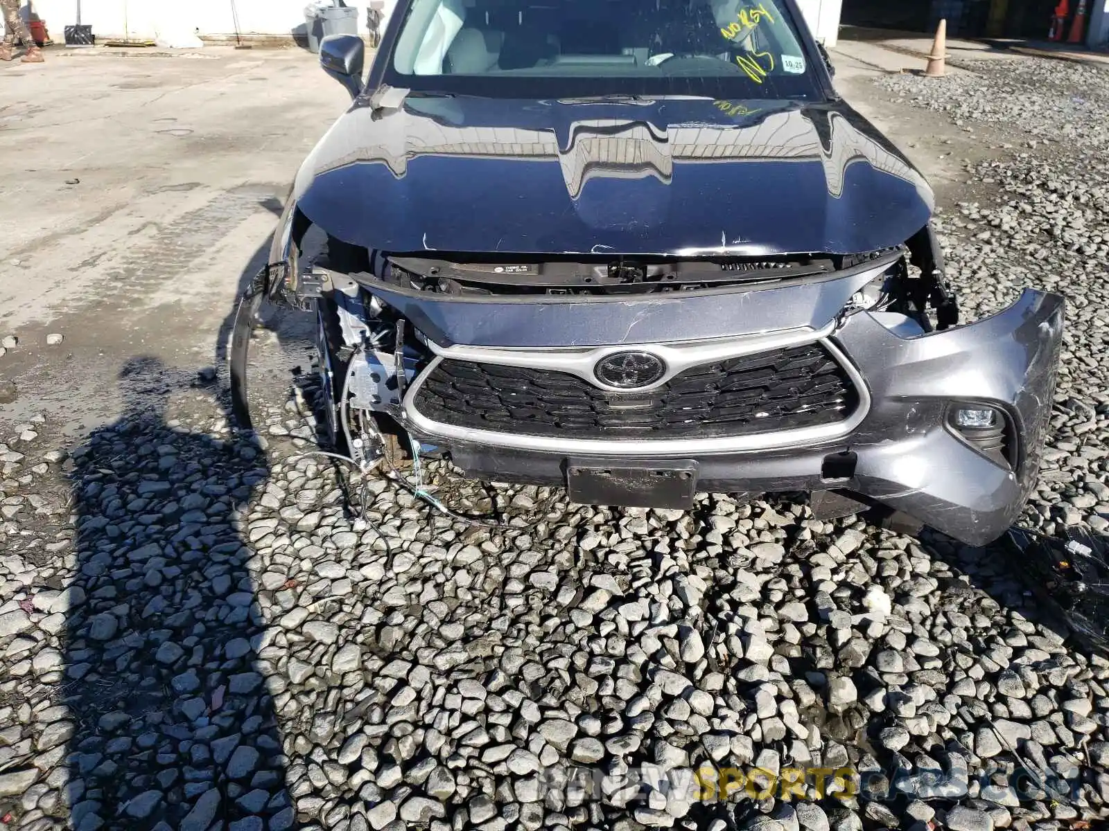 9 Photograph of a damaged car 5TDHZRBH8MS061146 TOYOTA HIGHLANDER 2021