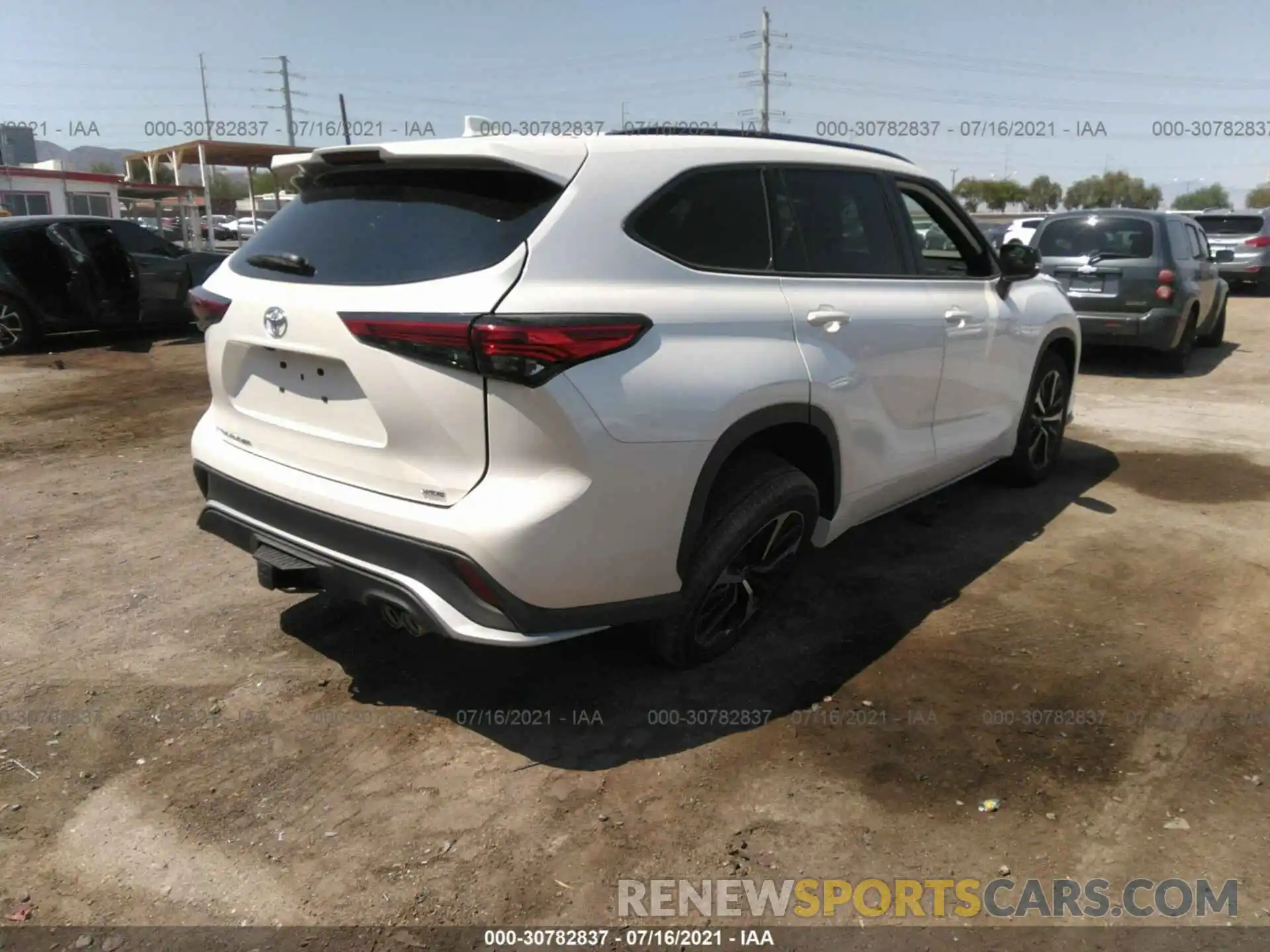 4 Photograph of a damaged car 5TDJZRAH3MS059257 TOYOTA HIGHLANDER 2021