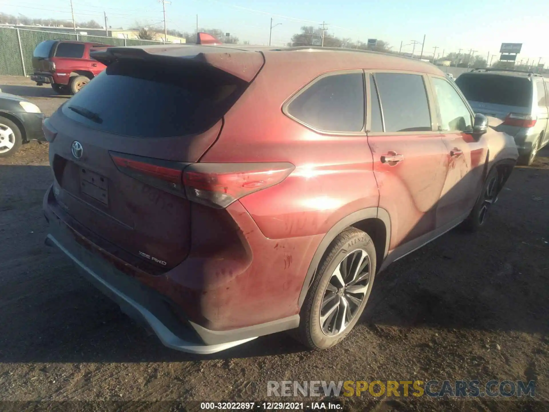 4 Photograph of a damaged car 5TDJZRBH3MS100579 TOYOTA HIGHLANDER 2021