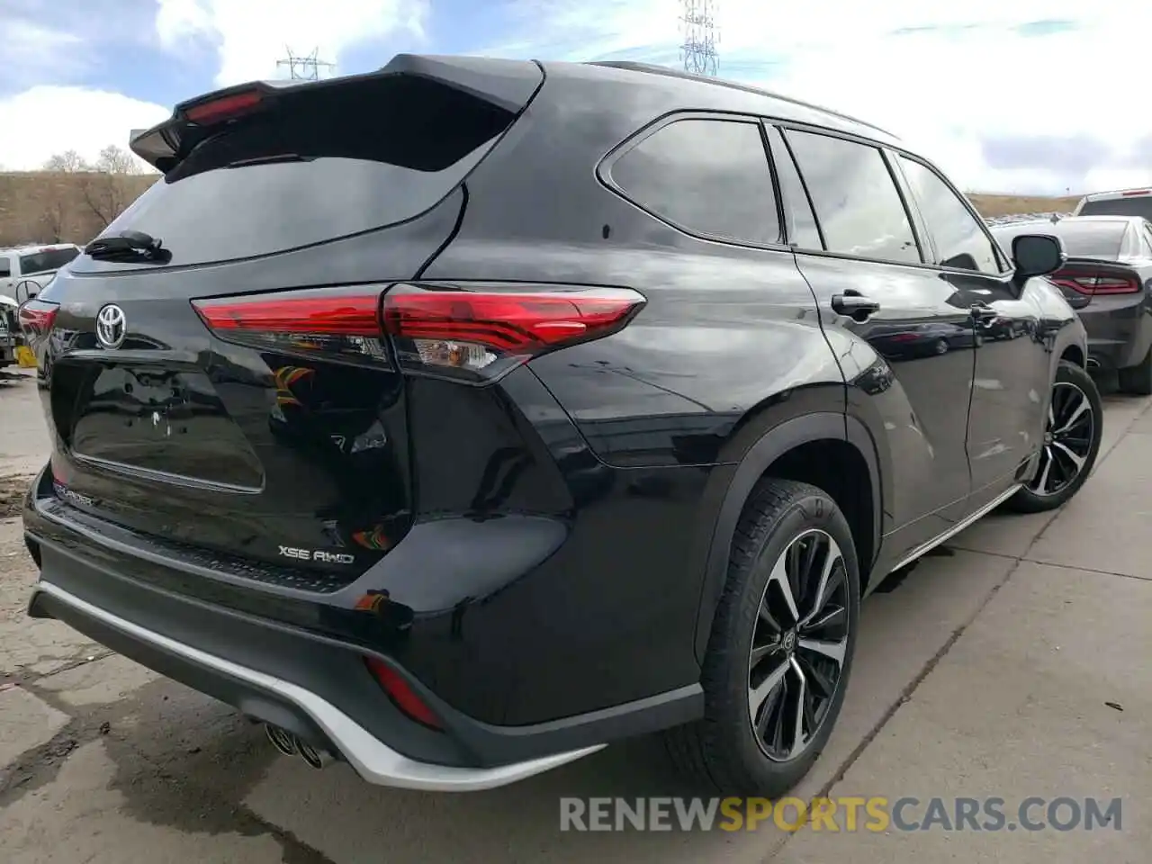 4 Photograph of a damaged car 5TDJZRBH9MS082461 TOYOTA HIGHLANDER 2021