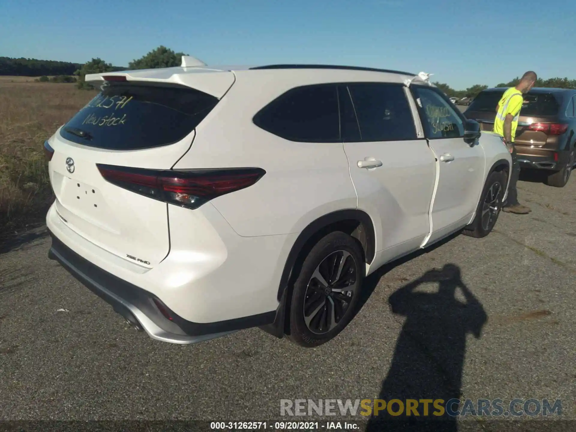 4 Photograph of a damaged car 5TDLZRBH4MS088418 TOYOTA HIGHLANDER 2021