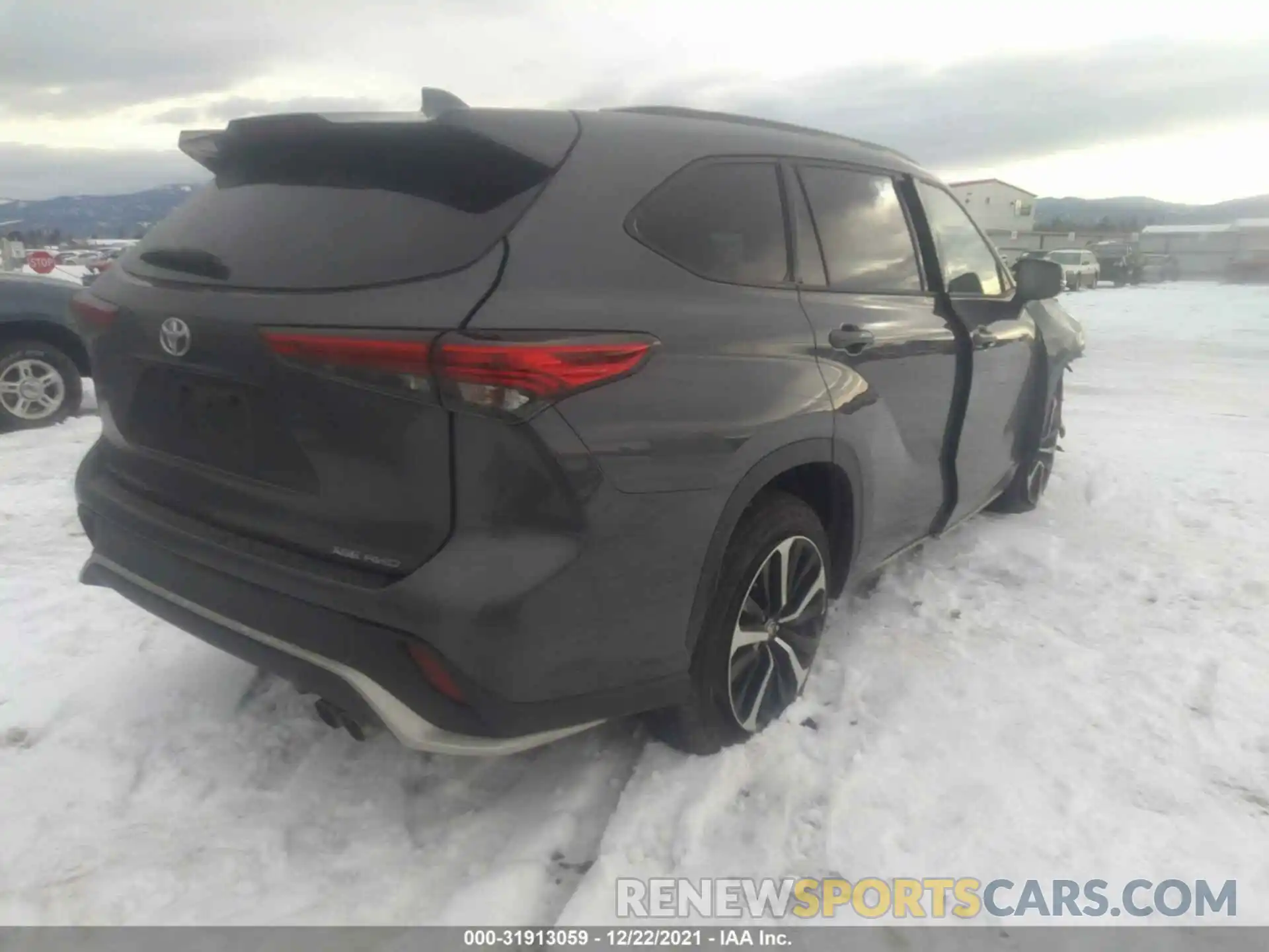 4 Photograph of a damaged car 5TDLZRBHXMS060347 TOYOTA HIGHLANDER 2021