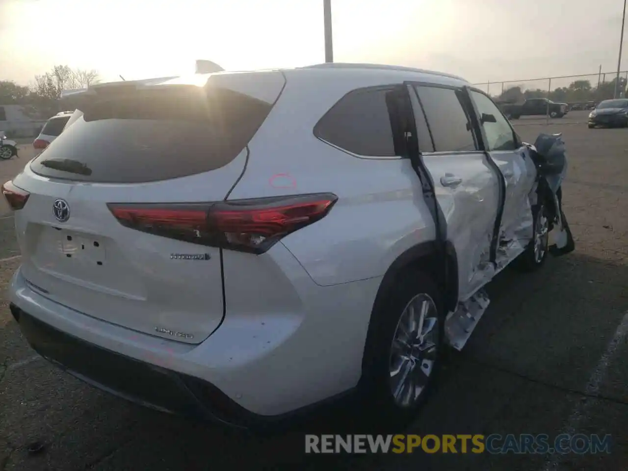 4 Photograph of a damaged car 5TDXBRCH2MS023457 TOYOTA HIGHLANDER 2021