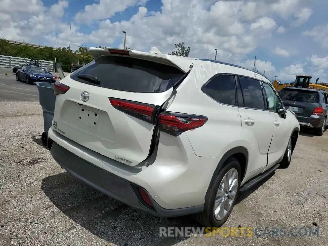 4 Photograph of a damaged car 5TDYZRAH4MS533988 TOYOTA HIGHLANDER 2021