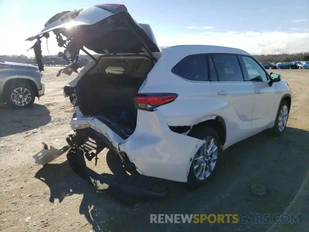 4 Photograph of a damaged car 5TDYZRAH6MS069070 TOYOTA HIGHLANDER 2021