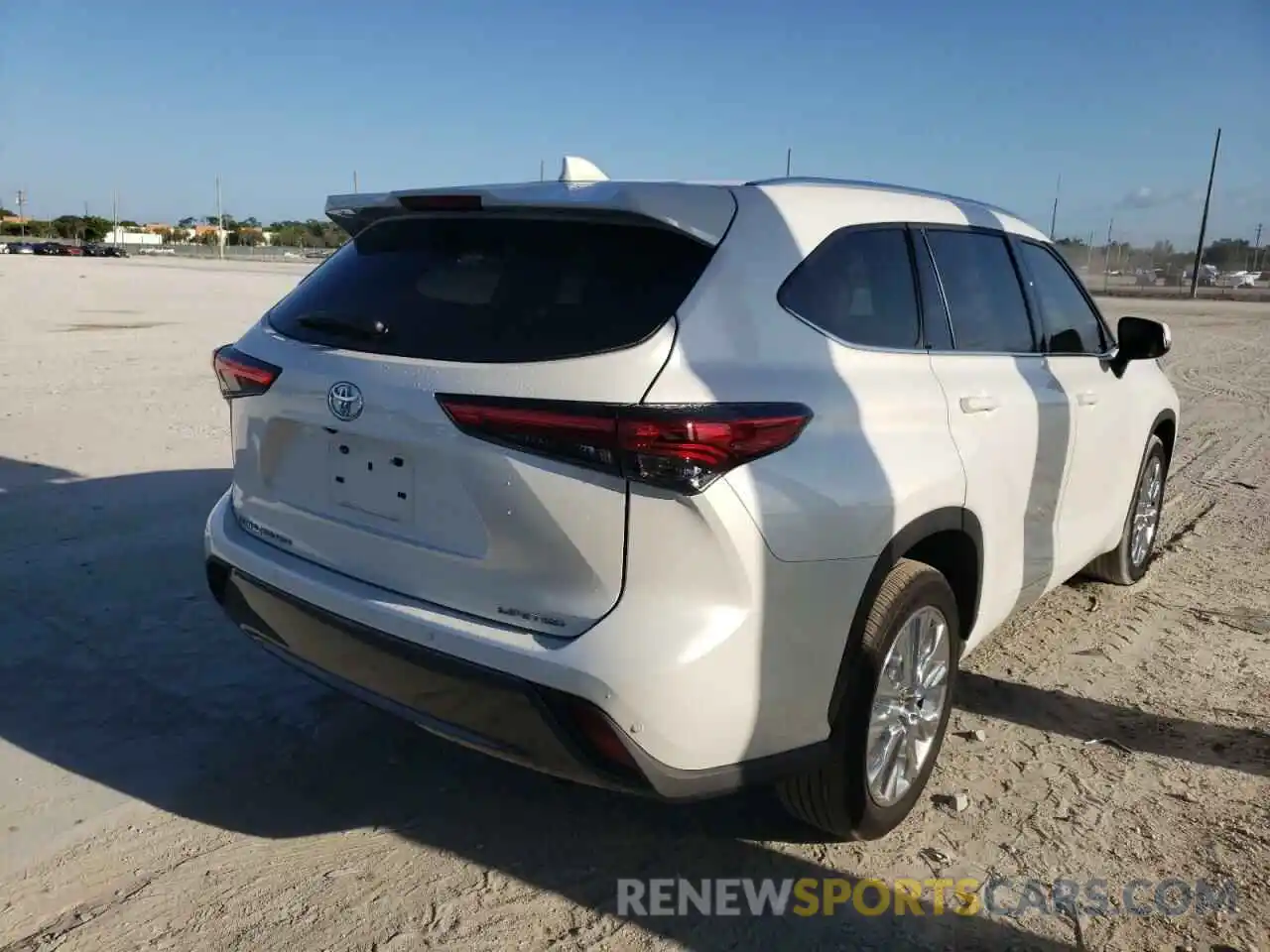 4 Photograph of a damaged car 5TDYZRAHXMS045659 TOYOTA HIGHLANDER 2021