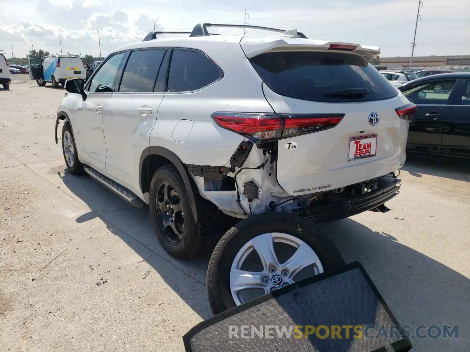 3 Photograph of a damaged car 5TDZARAH5MS507217 TOYOTA HIGHLANDER 2021