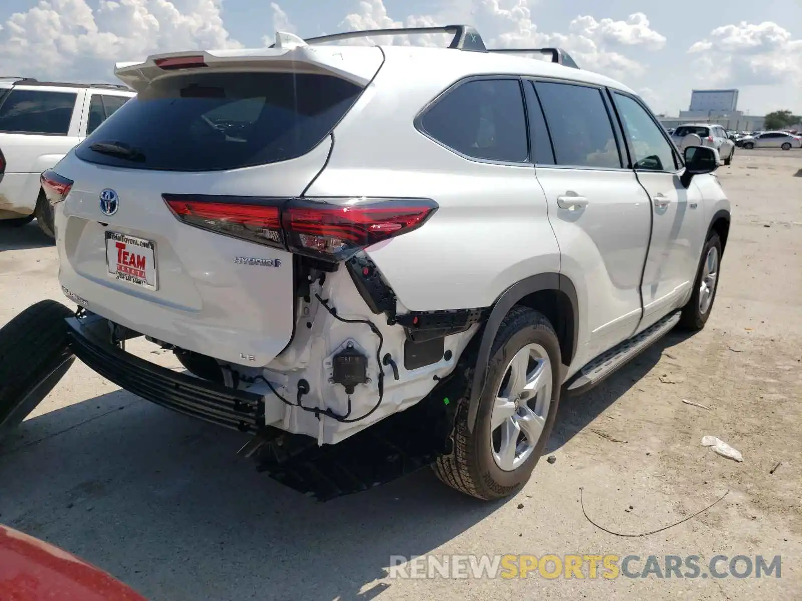 4 Photograph of a damaged car 5TDZARAH5MS507217 TOYOTA HIGHLANDER 2021