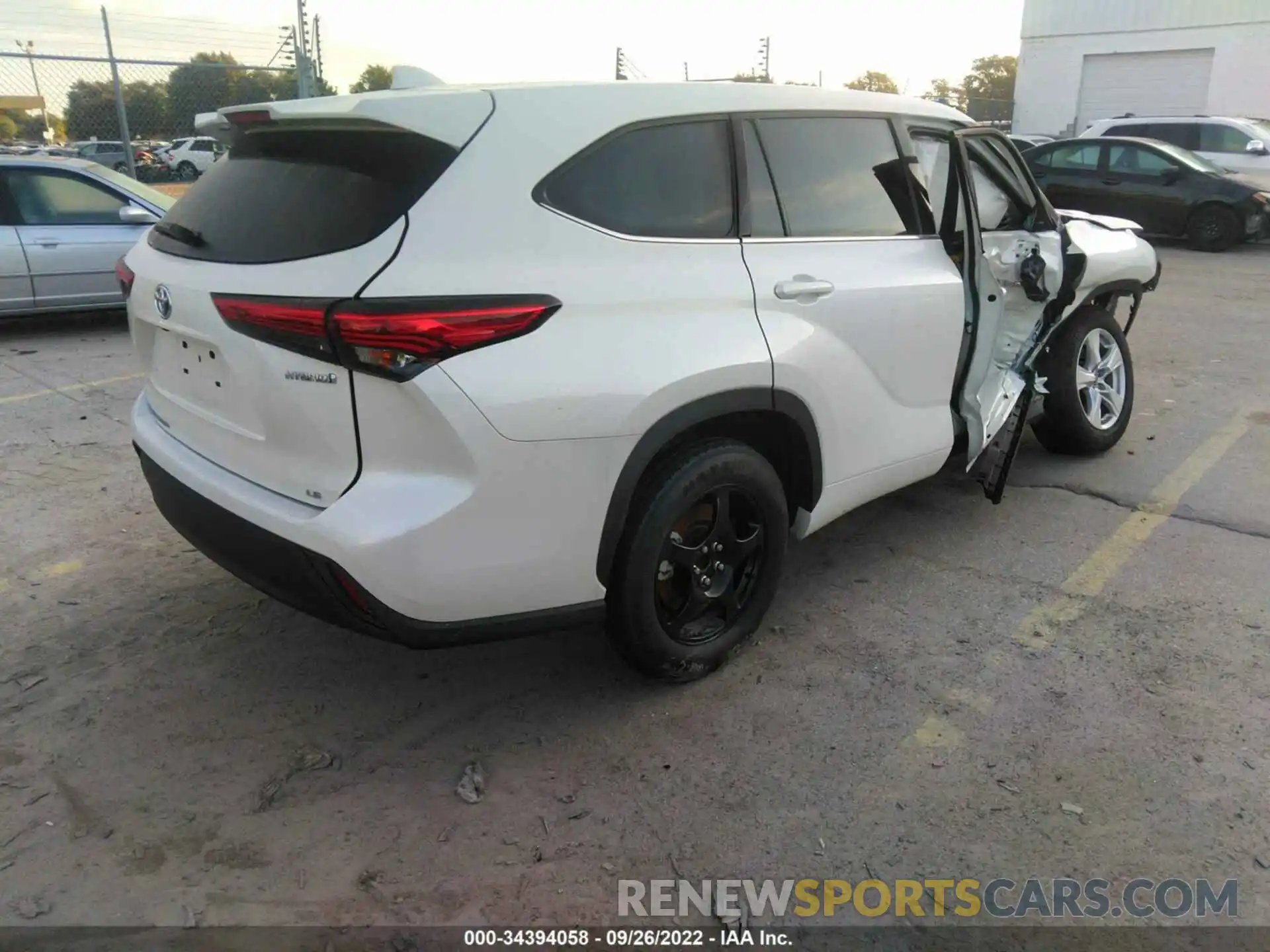 4 Photograph of a damaged car 5TDZARAH9MS506698 TOYOTA HIGHLANDER 2021