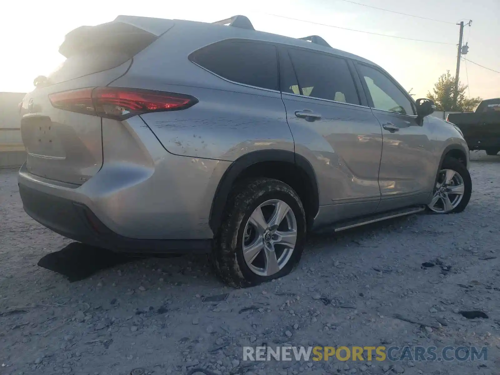 4 Photograph of a damaged car 5TDZZRAH0MS067707 TOYOTA HIGHLANDER 2021