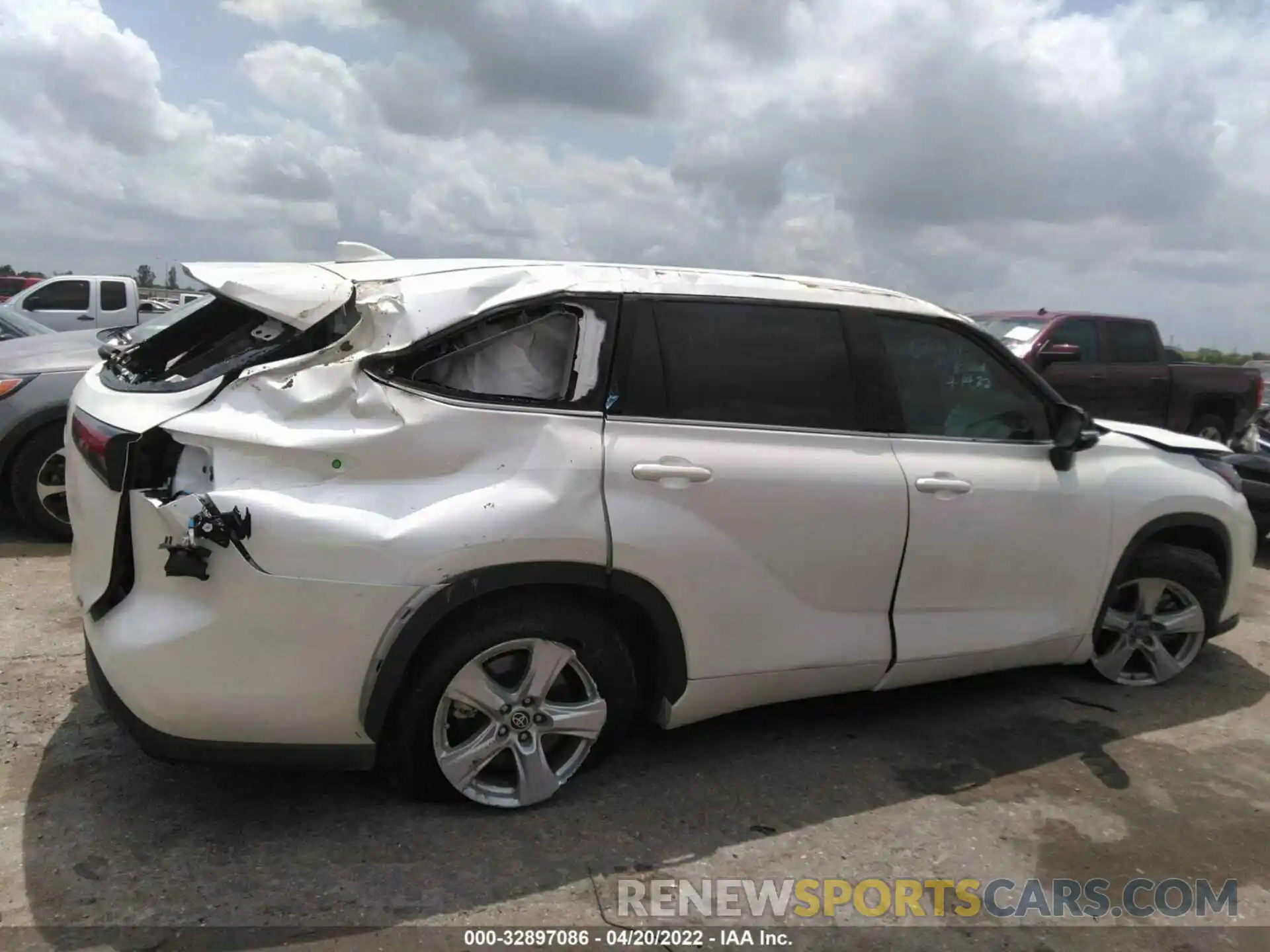 4 Photograph of a damaged car 5TDZZRAH0MS077265 TOYOTA HIGHLANDER 2021