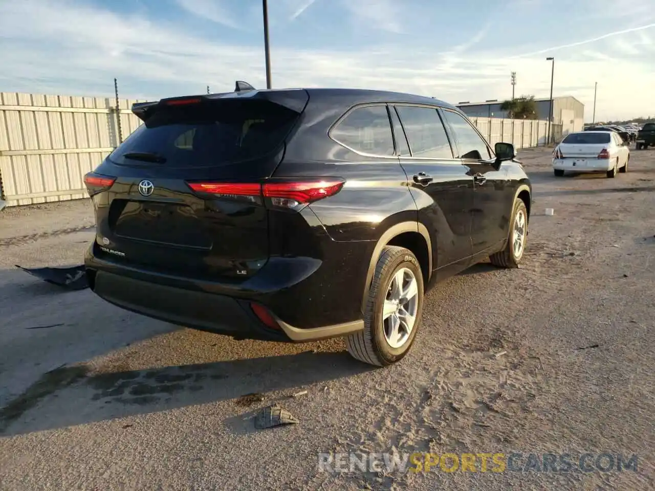 4 Photograph of a damaged car 5TDZZRAH0MS523818 TOYOTA HIGHLANDER 2021