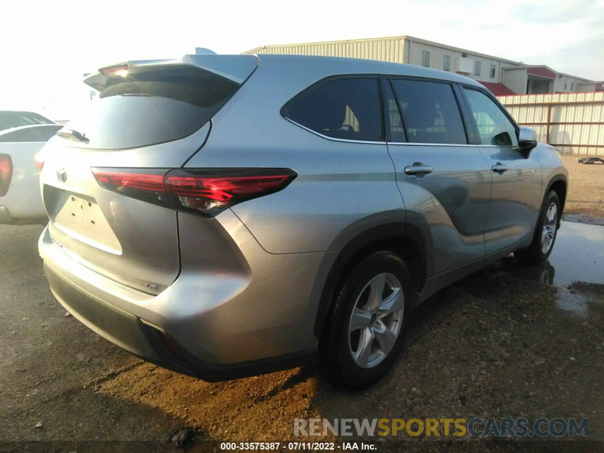 4 Photograph of a damaged car 5TDZZRAH1MS068803 TOYOTA HIGHLANDER 2021