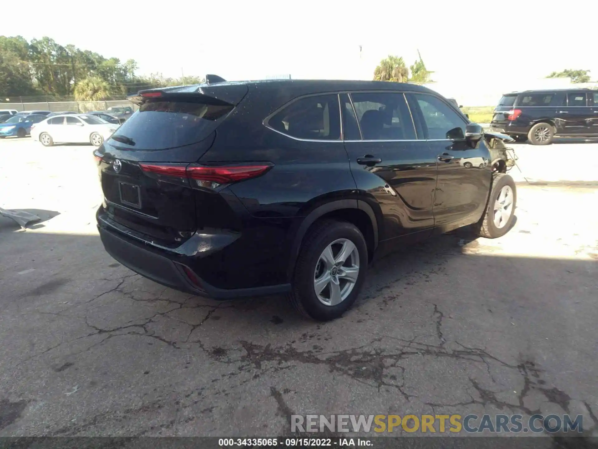 4 Photograph of a damaged car 5TDZZRAH8MS049472 TOYOTA HIGHLANDER 2021