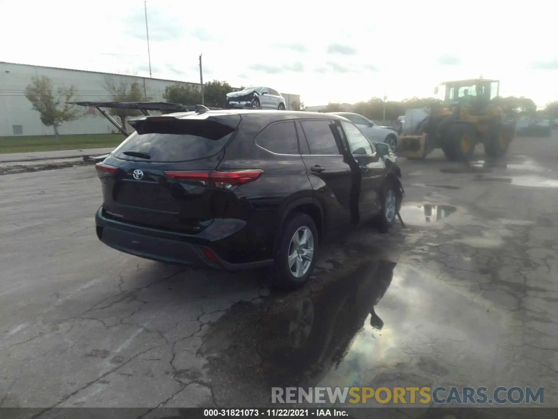 4 Photograph of a damaged car 5TDZZRAH9MS088281 TOYOTA HIGHLANDER 2021