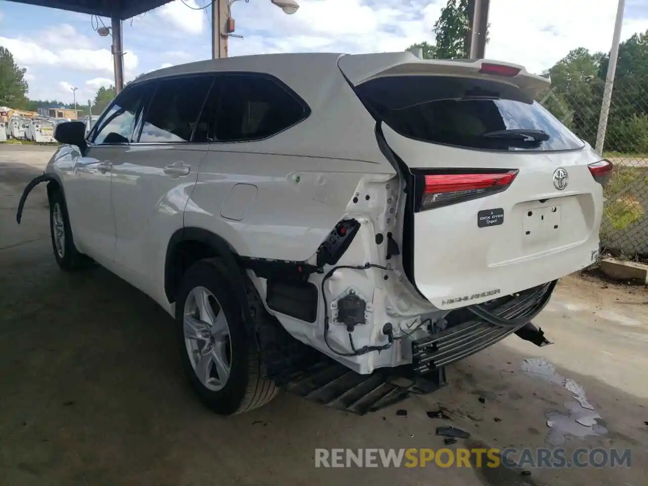 3 Photograph of a damaged car 5TDZZRAHXMS522868 TOYOTA HIGHLANDER 2021