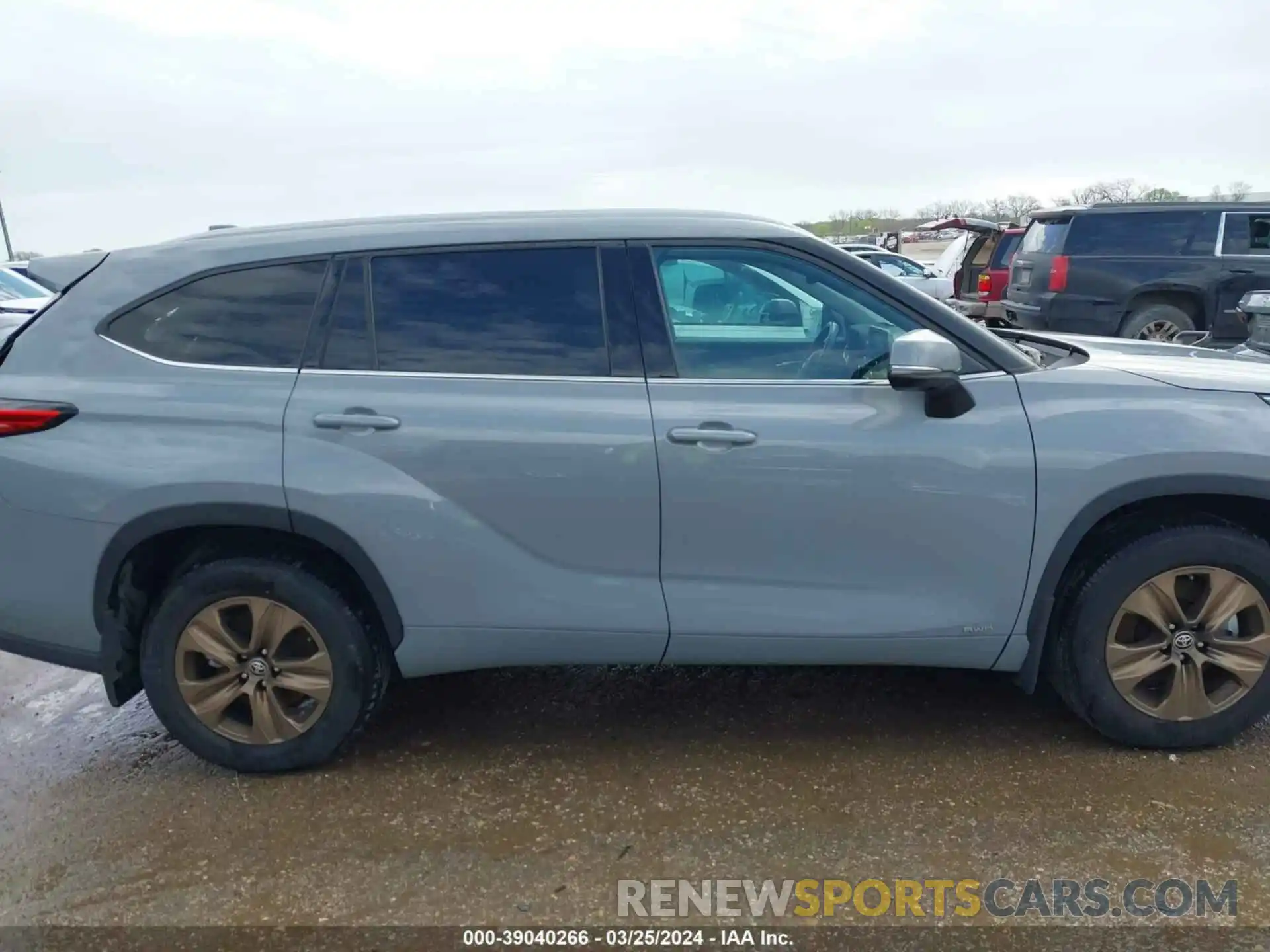 13 Photograph of a damaged car 5TDABRCH5NS549797 TOYOTA HIGHLANDER 2022