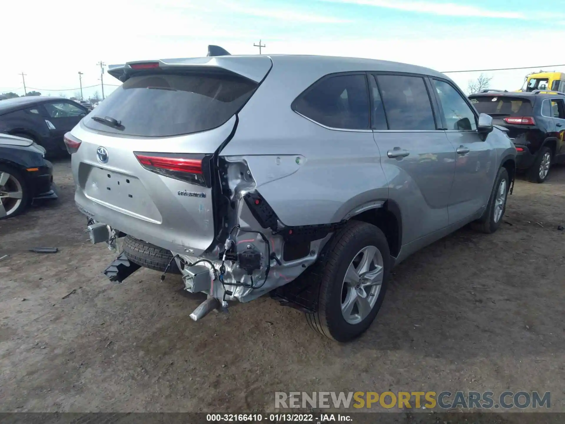 4 Photograph of a damaged car 5TDBBRCH4NS542361 TOYOTA HIGHLANDER 2022