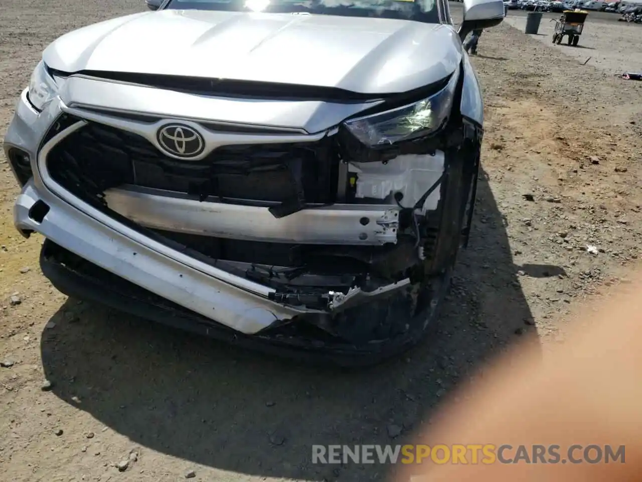 9 Photograph of a damaged car 5TDBZRBH9NS198863 TOYOTA HIGHLANDER 2022