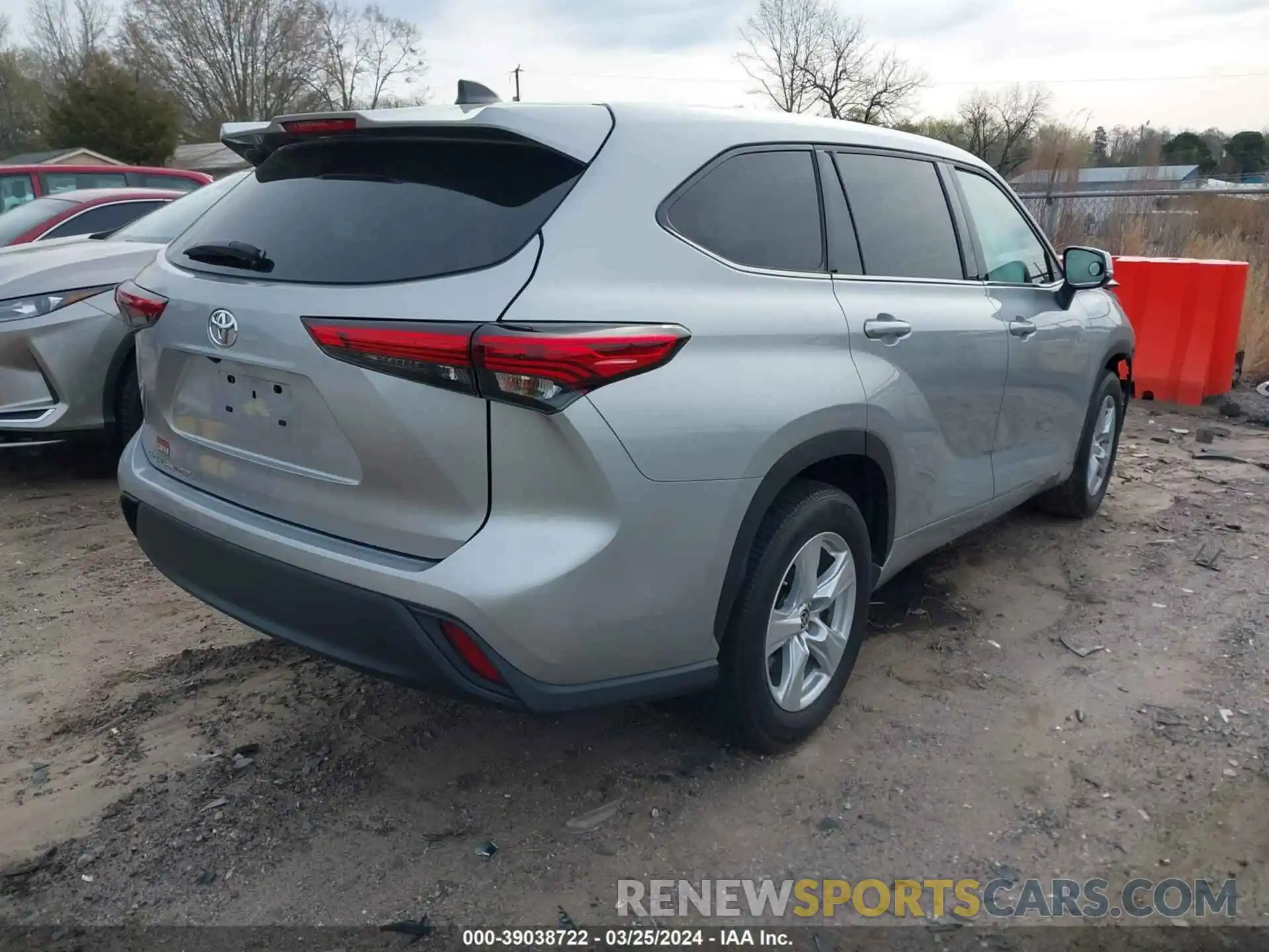 4 Photograph of a damaged car 5TDCZRAH0NS097622 TOYOTA HIGHLANDER 2022