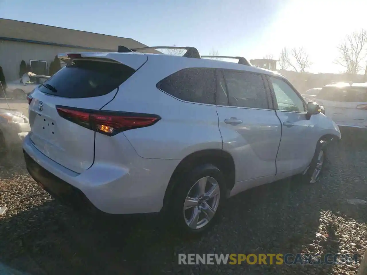 3 Photograph of a damaged car 5TDCZRAH1NS539839 TOYOTA HIGHLANDER 2022