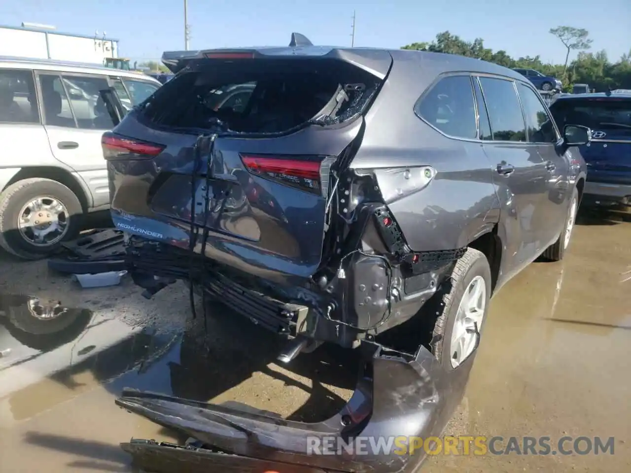 4 Photograph of a damaged car 5TDCZRAH6NS113080 TOYOTA HIGHLANDER 2022