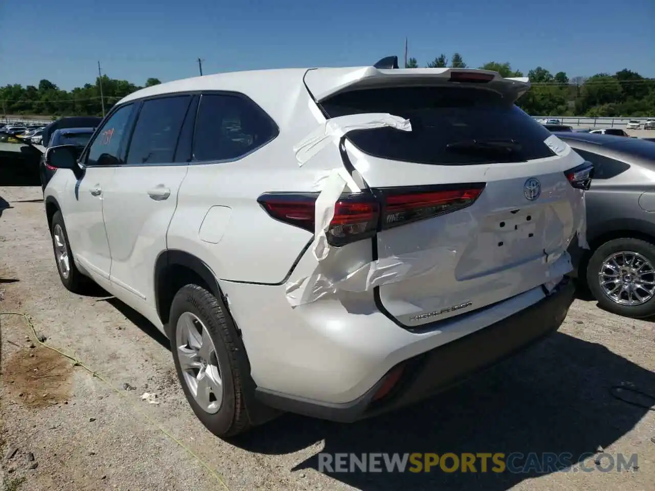 3 Photograph of a damaged car 5TDCZRAH9NS097327 TOYOTA HIGHLANDER 2022