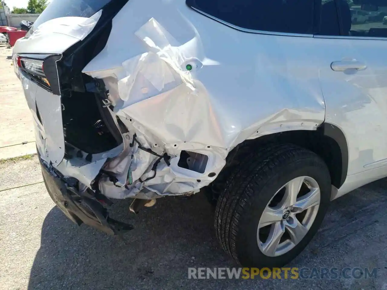 9 Photograph of a damaged car 5TDCZRAH9NS097327 TOYOTA HIGHLANDER 2022