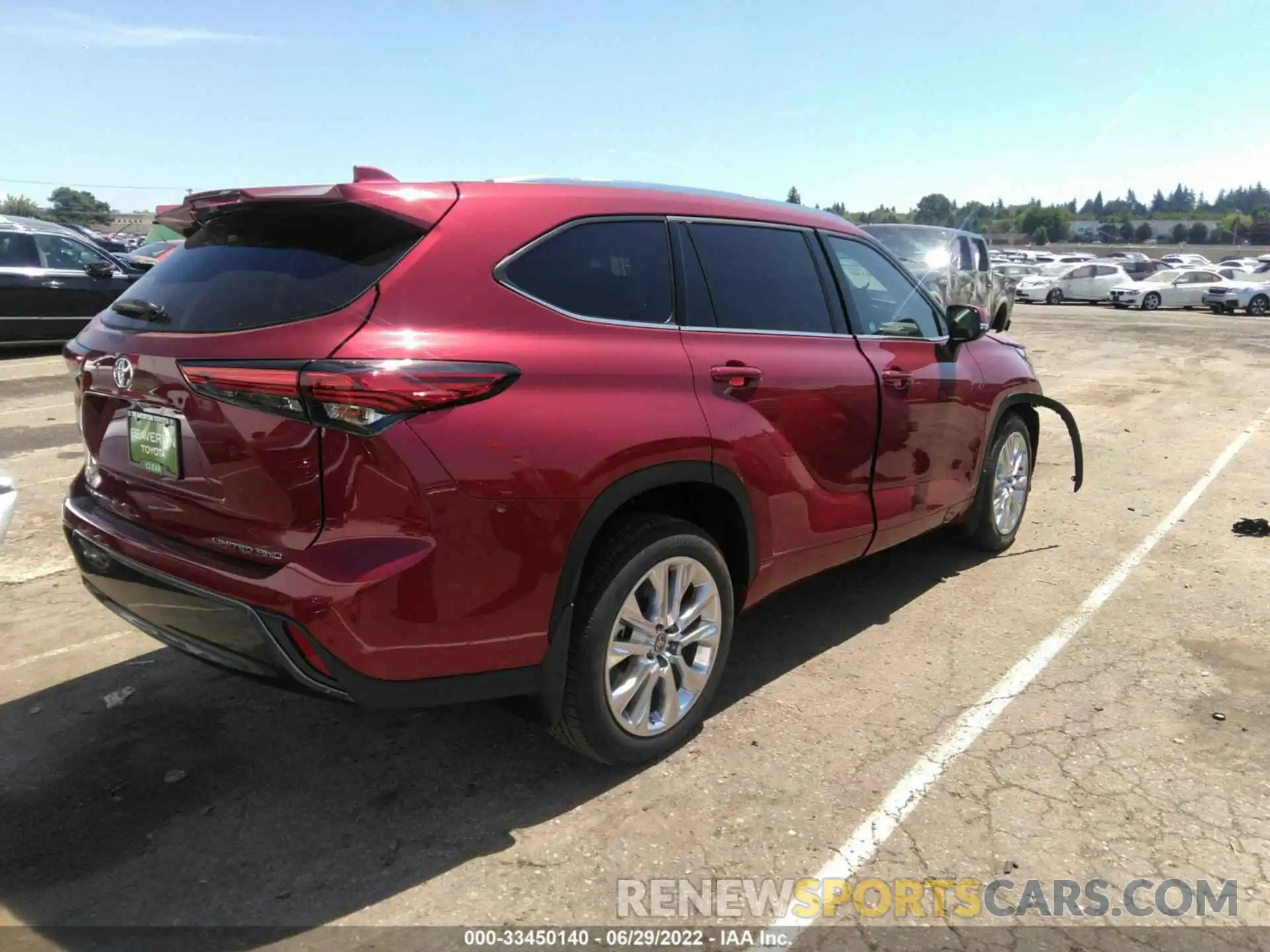 4 Photograph of a damaged car 5TDDZRBH0NS215249 TOYOTA HIGHLANDER 2022