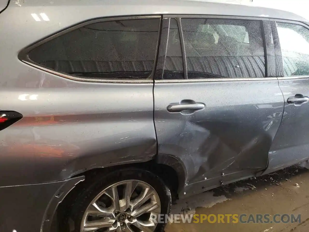 9 Photograph of a damaged car 5TDDZRBH5NS209270 TOYOTA HIGHLANDER 2022