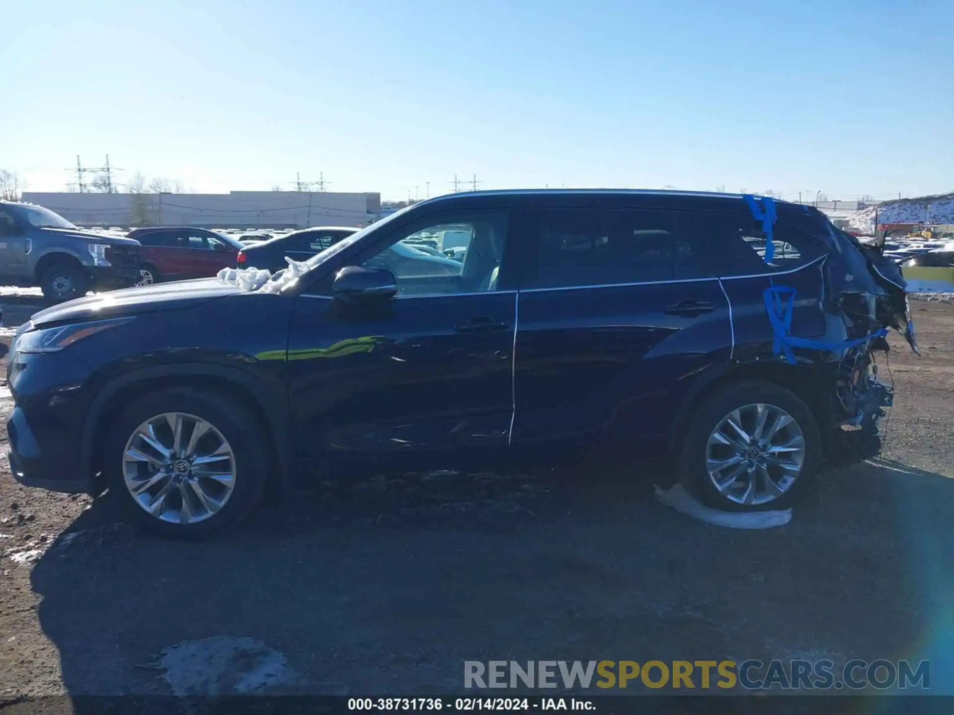 15 Photograph of a damaged car 5TDDZRBH7NS176028 TOYOTA HIGHLANDER 2022