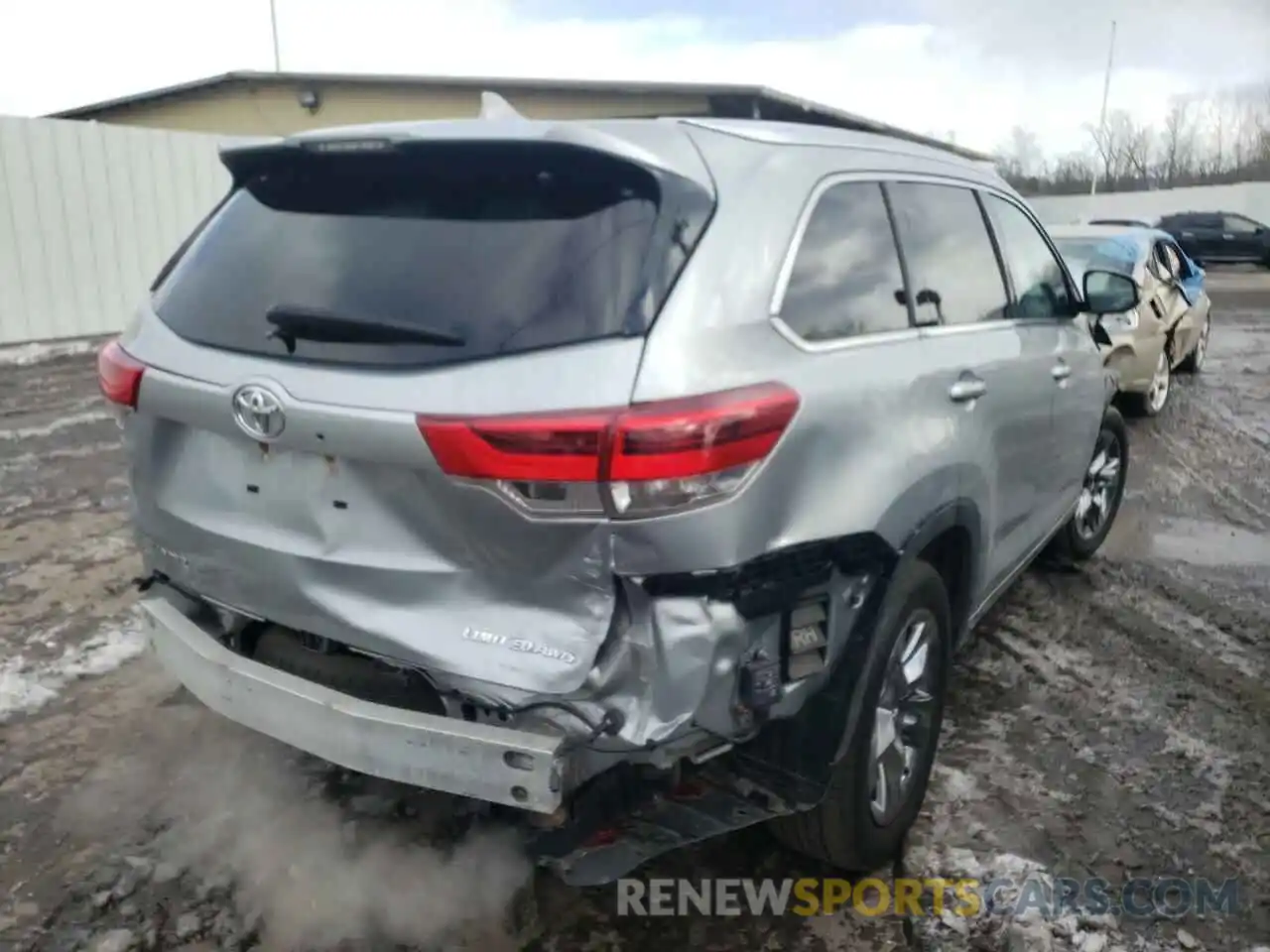 4 Photograph of a damaged car 5TDDZRFHXJS872483 TOYOTA HIGHLANDER 2022