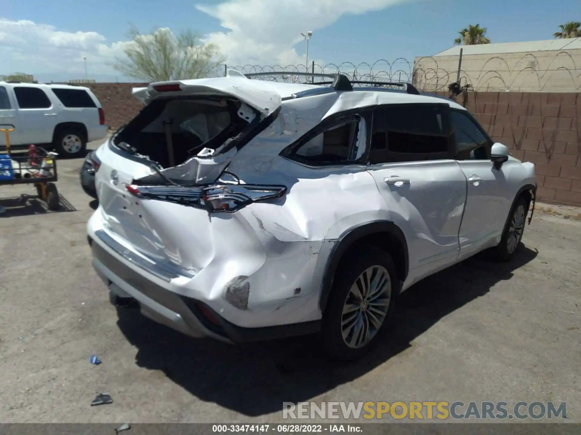 4 Photograph of a damaged car 5TDFZRAH6NS099484 TOYOTA HIGHLANDER 2022