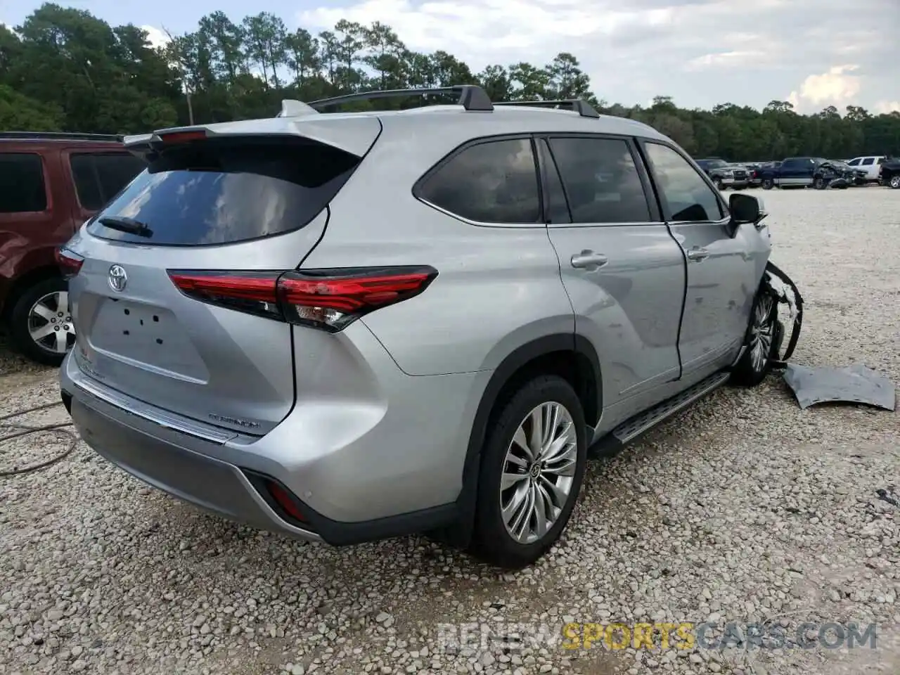 4 Photograph of a damaged car 5TDFZRAHXNS115251 TOYOTA HIGHLANDER 2022