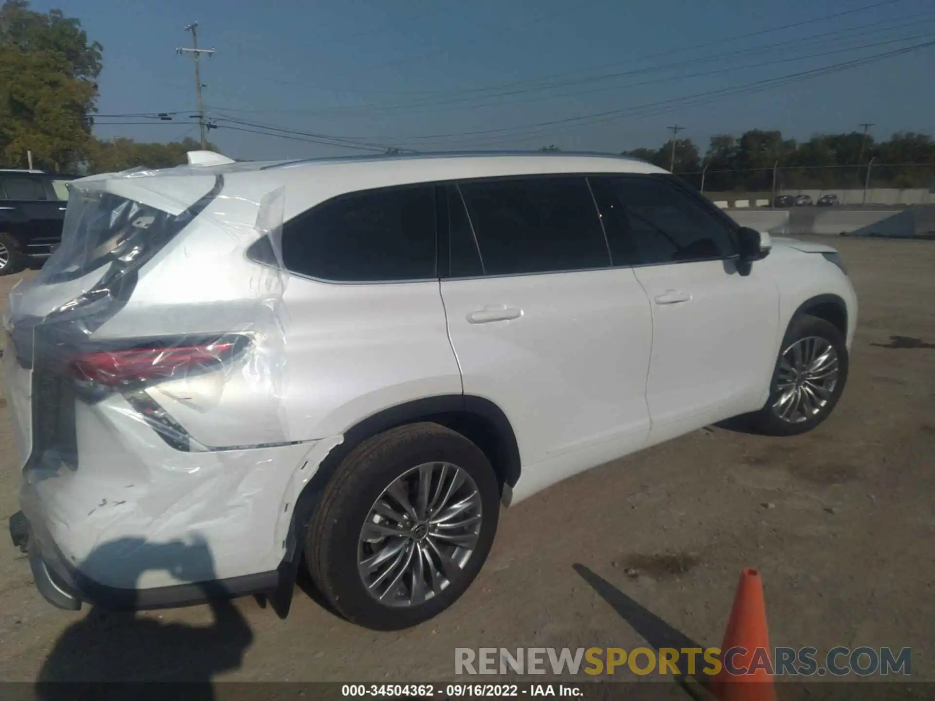 4 Photograph of a damaged car 5TDFZRBH0NS194508 TOYOTA HIGHLANDER 2022