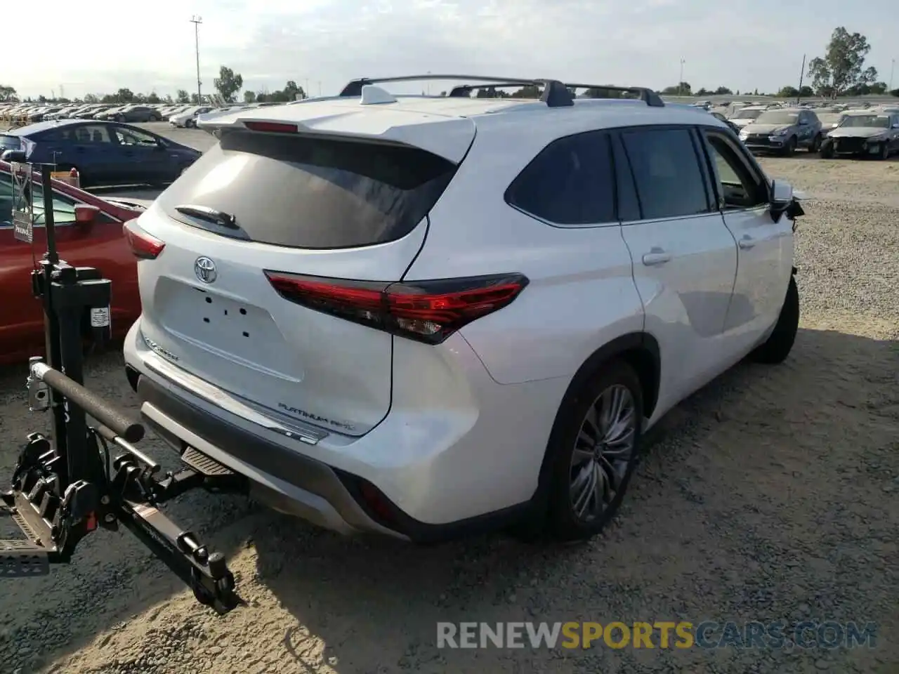 4 Photograph of a damaged car 5TDFZRBH2NS182411 TOYOTA HIGHLANDER 2022