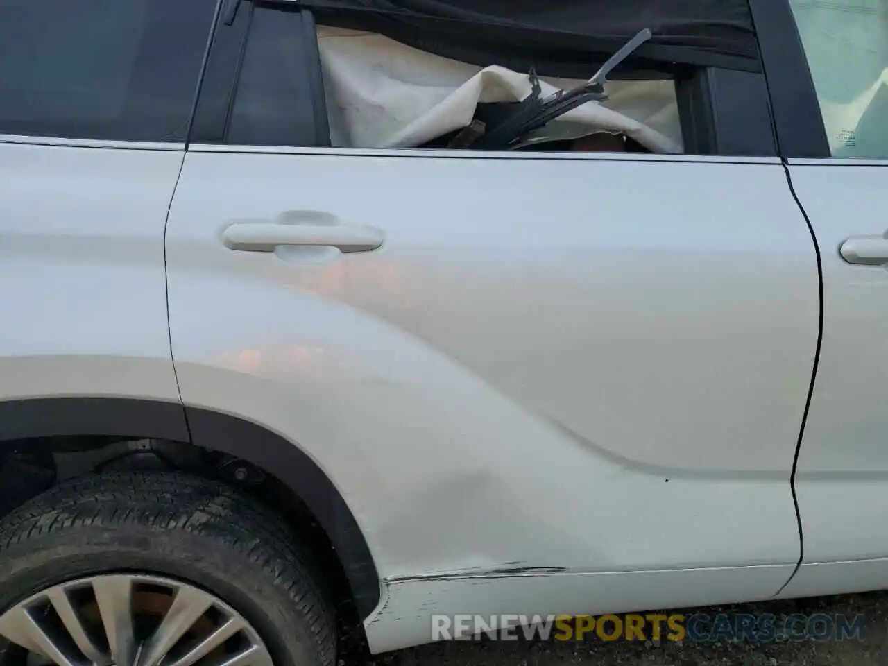 11 Photograph of a damaged car 5TDFZRBH2NS201605 TOYOTA HIGHLANDER 2022