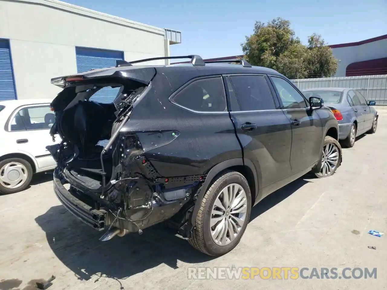 4 Photograph of a damaged car 5TDFZRBH5NS213456 TOYOTA HIGHLANDER 2022